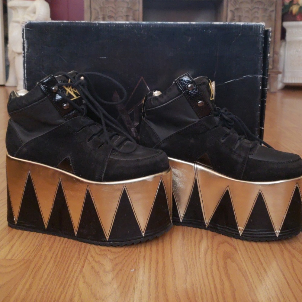 YRU qozmo alien shoes